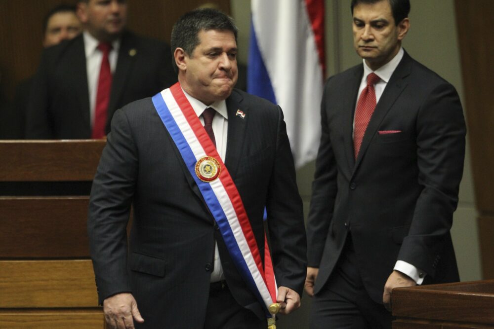 El presidente saliente paraguayo Horacio Cartes llega al Congreso para entregar la banda presidencial al mandatario entrante de la nación, en Asunción, Paraguay, el 15 de agosto de 2018. (AP Foto/Marta Escurra, Archivo)