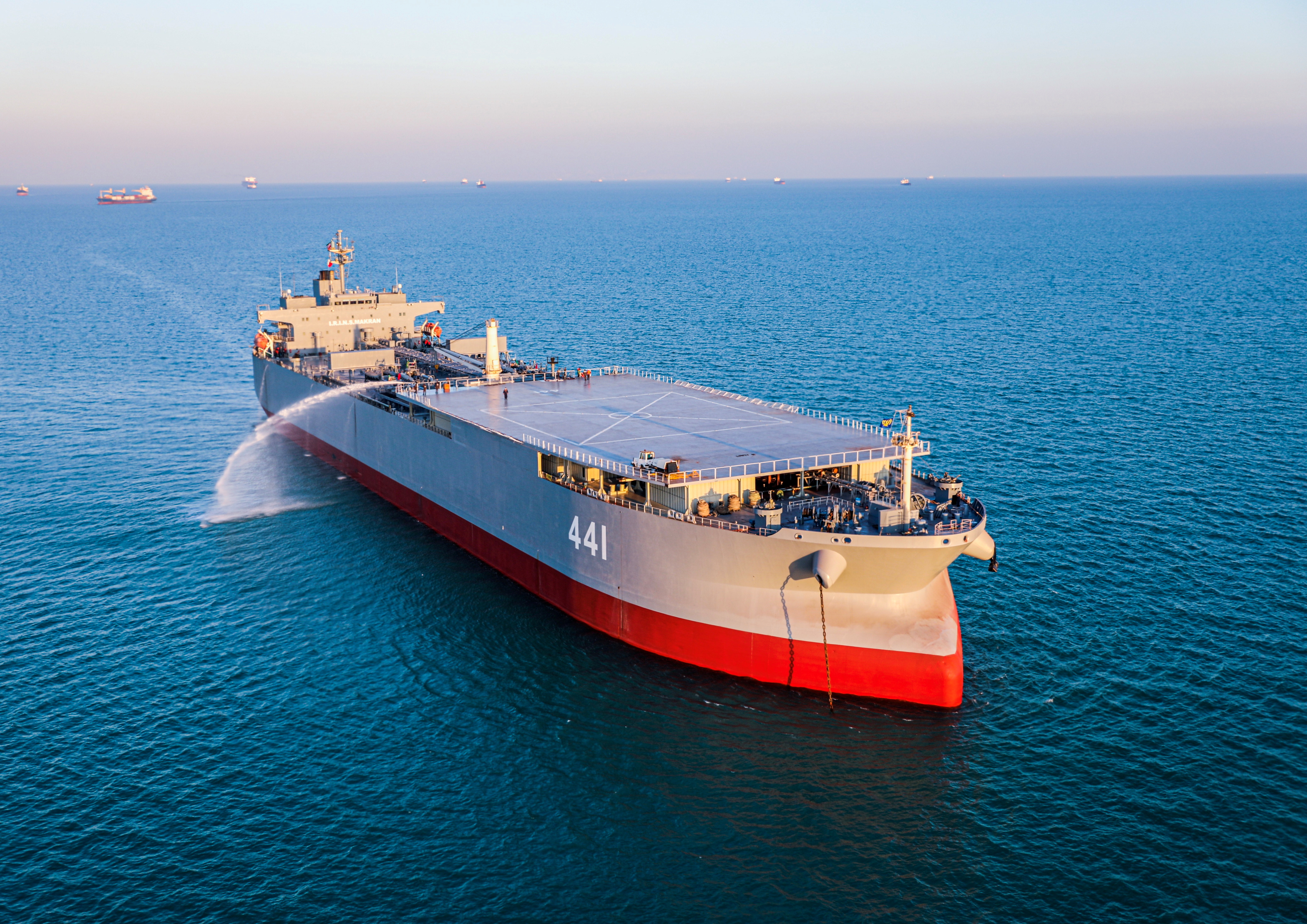 El buque de guerra iraní Makran durante un ejercicio en el golfo de Omán en enero de 2021. Este buque llegará el lunes 23 de enero de 2023 a Río de Janeiro (Reuters)