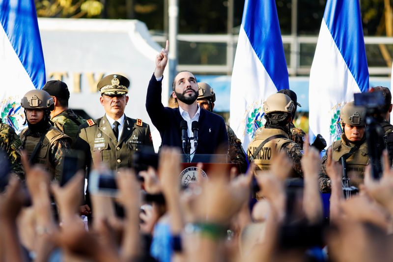 El presidente Nayib Bukele se tomó el congreso de su país el 9 de febrero de 2020 protegido por la Policía Nacional Civil. Oficiales policiales vinculados al narcotráfico han recibido protección en el gobierno Bukele. REUTERS/José Cabezas