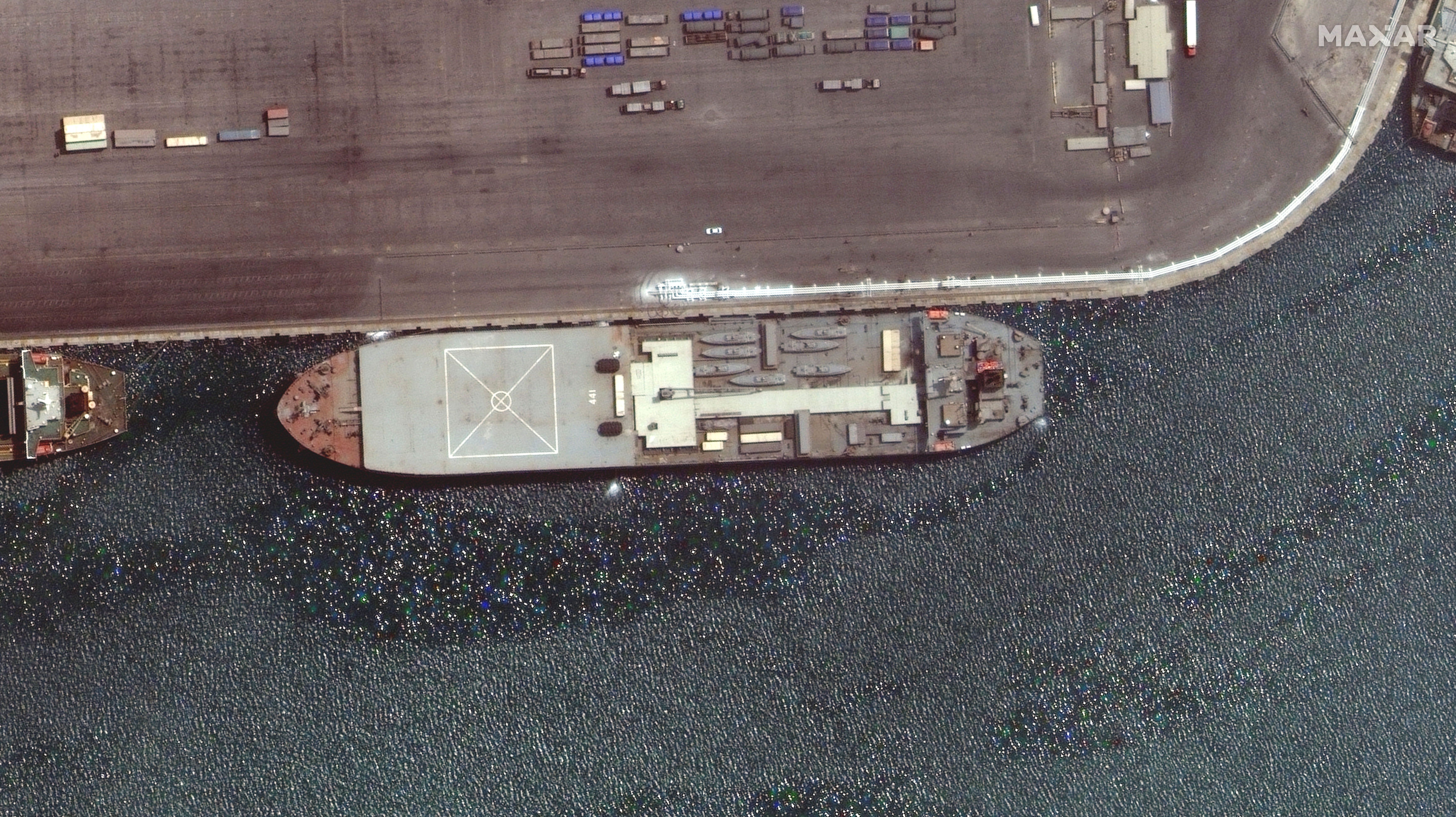 Barco naval iraní, el Makran, se ve en Bandar Abbas, Irán, en esta imagen de satélite tomada el 28 de abril de 2021. Imagen tomada el 28 de abril de 2021. Imagen de satélite ©2021 Maxar Technologies