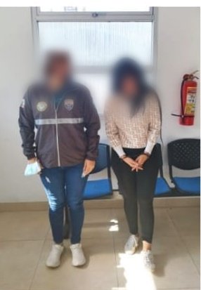 La esposa del expolicía asesinado en el sicariato múltiple ocurrido en una urbanización privada fue detenida por las autoridades para investigaciones.