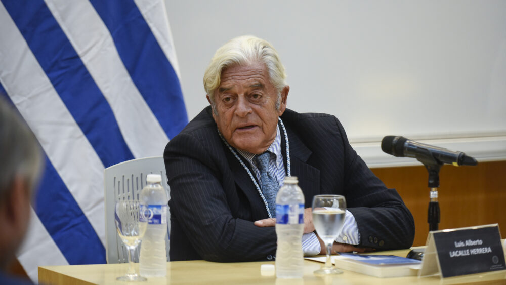 Luis Alberto Lacalle de Herrera, quien fuera presidente del Uruguay entre 1990 y 1995. Padre del actual presidente uruguayo, alejando de la política partidaria para dar lugar a su hijo. 