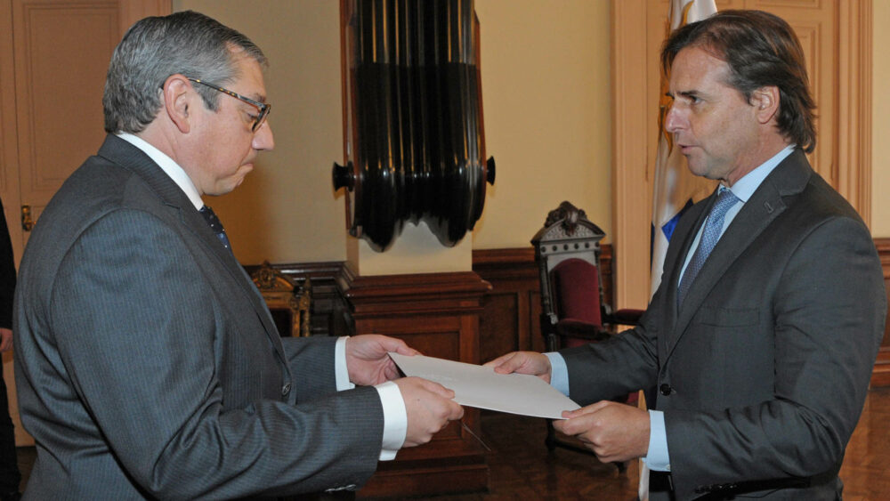 Luis Lacalle Pou junto al embajador en Argentina, Carlos Enciso, quien generó una polémica en su país con sus declaraciones