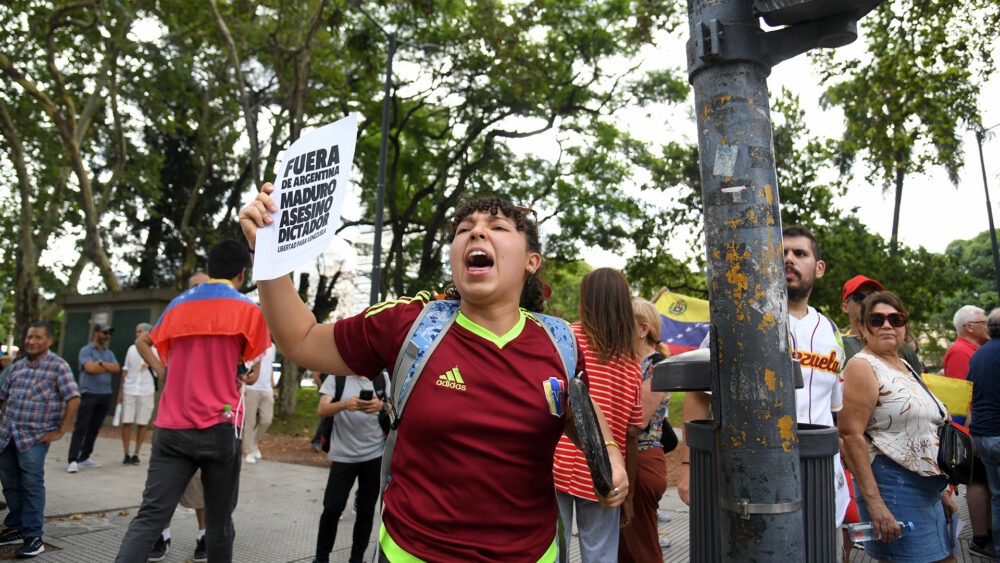 Venezolanos se manifiestan hoy contra la posible llegada a Argentina del presidente de Venezuela, Nicolás Maduro, en Buenos Aires (Argentina). Unos cien manifestantes se reunieron frente al hotel Sheraton, en el barrio capitalino de Retiro, donde se desarrollará la reunión de presidentes. EFE/Enrique García Medina
