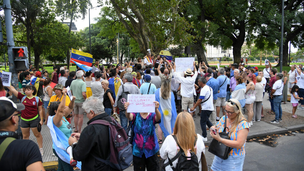 Venezolanos residentes en Argentina se manifestaron este domingo para protestar por la posible presencia de Maduro en la VII Cumbre. Unos cien manifestantes se reunieron frente al hotel Sheraton, en el barrio capitalino de Retiro, donde se desarrollará la reunión de presidentes. EFE/Enrique García Medina
