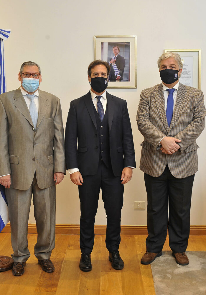 Por orden en la foto, de izquiera a derecha: Carlos Enciso, Luis Lacalle Pou, Francisco Bustillo. 
