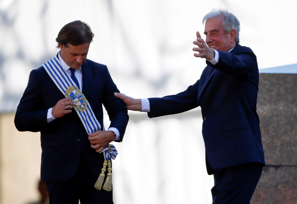 Tabaré Vázquez le entrega la banda presidencial al nuevo presidente Luis Lacalle. Líderes de partidos políticos enfrentados.  