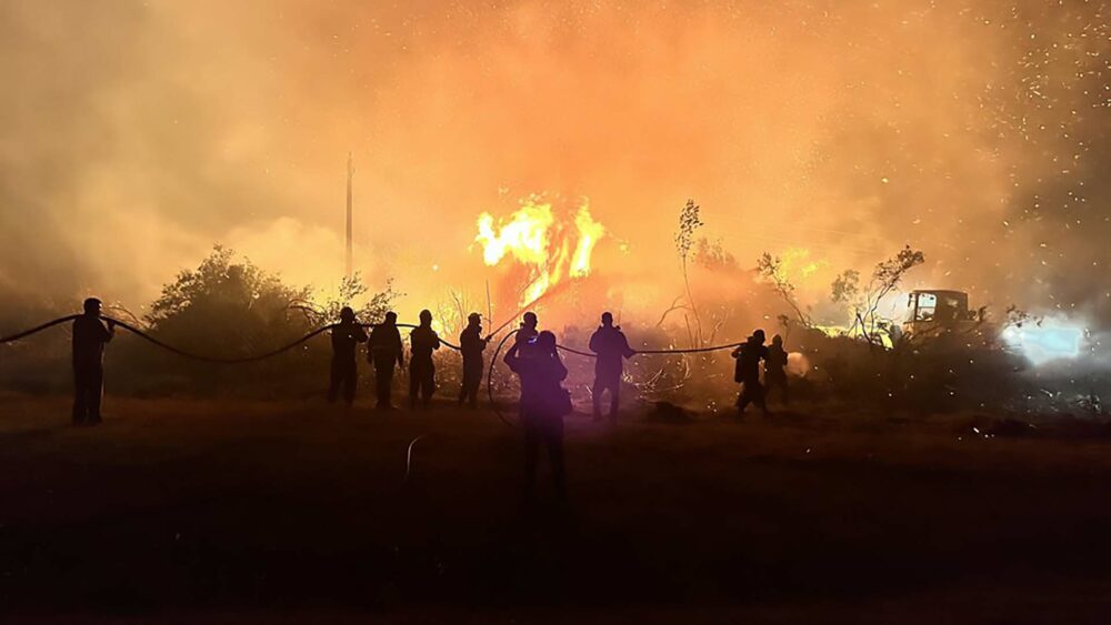 Al momento, no hay personas heridas. El fuego llegó a 200 metros de una zona densamente poblada.

Foto: Celso Cuadro.