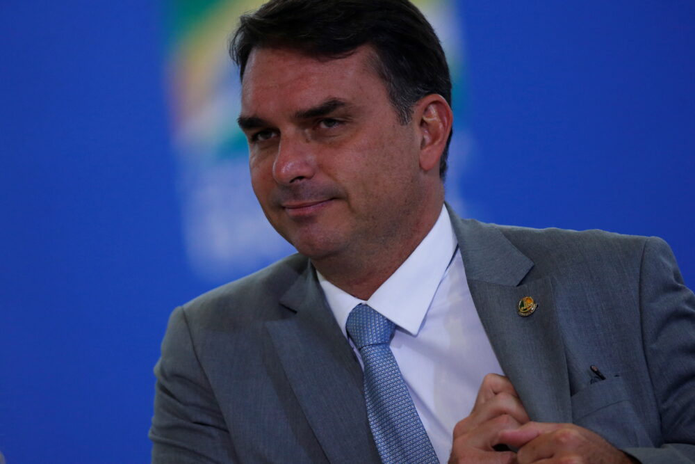 Flavio Bolsonaro desconoce cuándo volverá su padre al país (REUTERS)