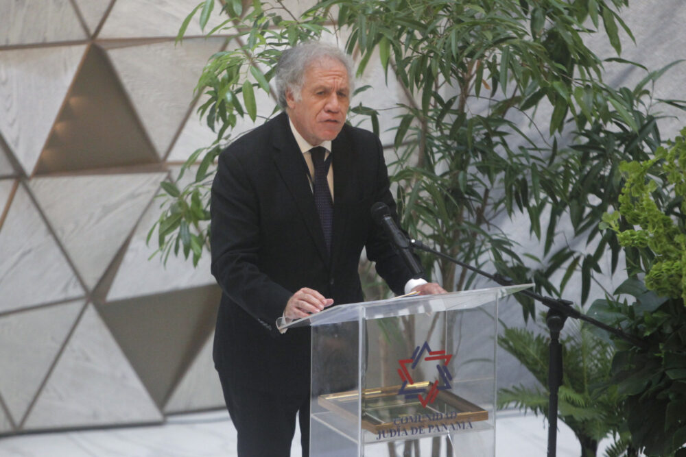 El secretario general de la Organización de Estados Americanos (OEA), el uruguayo Luis Almagro, habla tras recibir el premio Shalom de la comunidad judía de Panamá, hoy, en Ciudad de Panamá (Panamá). EFE/ Carlos Lemos
