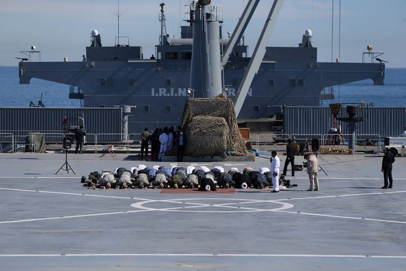Imagen de archivo de comandante militares iraníes y otros miembros de las fuerzas armadas orando en el buque de guerra Makran de fabricación iraní durante un ejercicio en el Golfo de Omán. 13 de enero, 2021. Iranian Army/WANA (West Asia News Agency)/Handout via REUTERS