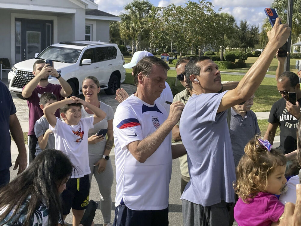 Foto de archivo: El ex mandatario brasileño Jair Bolsonaro saludaa partidarios afuera de una casa de alquiler en Orlando (Skyler Swisher/Orlando Sentinel vía AP)