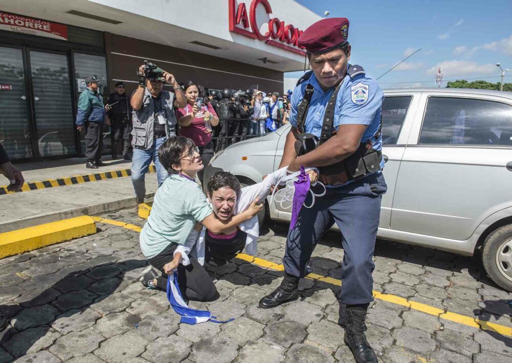 La ONG denunció que “la Policía, turbas y fanáticos del régimen están organizados para mantener constante vigilancia, hostigar, agredir y amenazar a personas consideradas opositoras”, incluidos activistas sociales, periodistas y defensores de derechos humanos. 