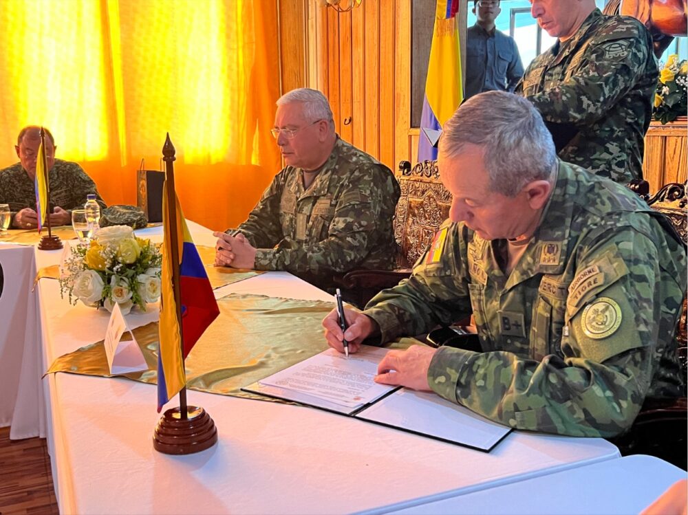 El general Helder Giraldo, Comandante General de las Fuerzas Militares de Colombia, y el general Nelson Proaño, jefe del Comando Conjunto de las Fuerzas Armadas de Ecuador, suscribieron un acta de acuerdos para el trabajo conjunto en la frontera común. (Ministerio de Defensa de Ecuador)