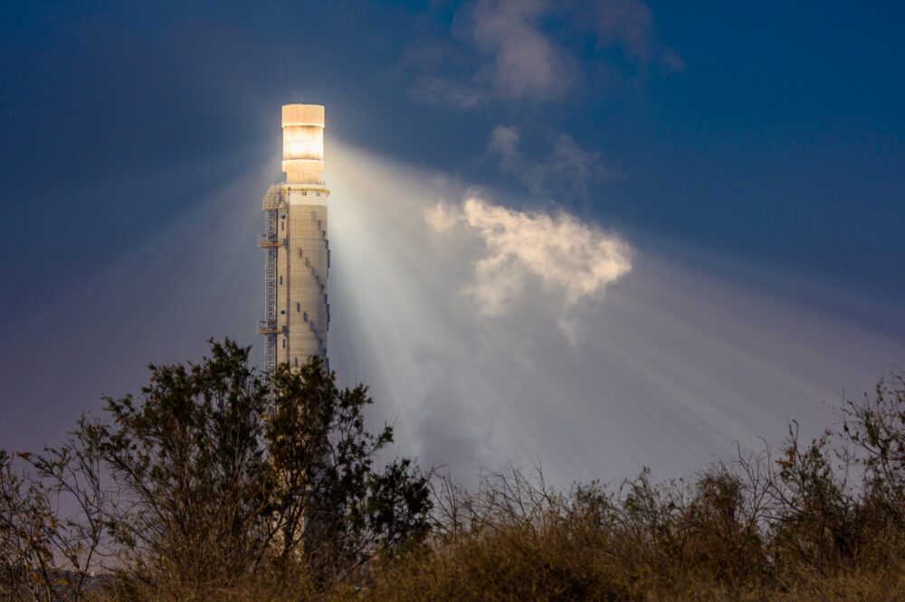 Torre de la Universidad Ben Gurión en el desierto del Neguev, sur de Israel, para la producción de energía sostenible (foto: BGU)