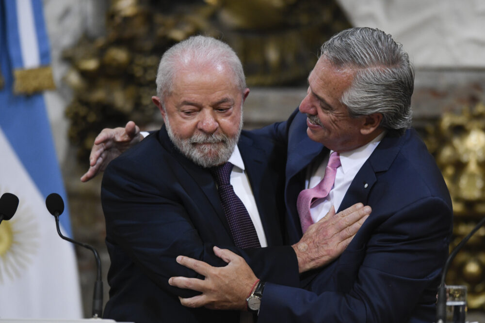 El presidente brasileño Luiz Inácio Lula da Silva, a la izquierda, y el presidente de Argentina, Alberto Fernández (AP Foto/Gustavo Garello)