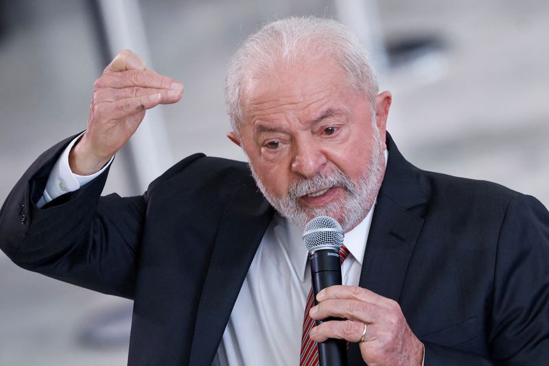 FOTO DE ARCHIVO. El presidente de Brasil, Luiz Inácio Lula da Silva, durante una reunión con representantes del Planalto en Brasilia.  January 18, 2023. REUTERS/Adriano Machado