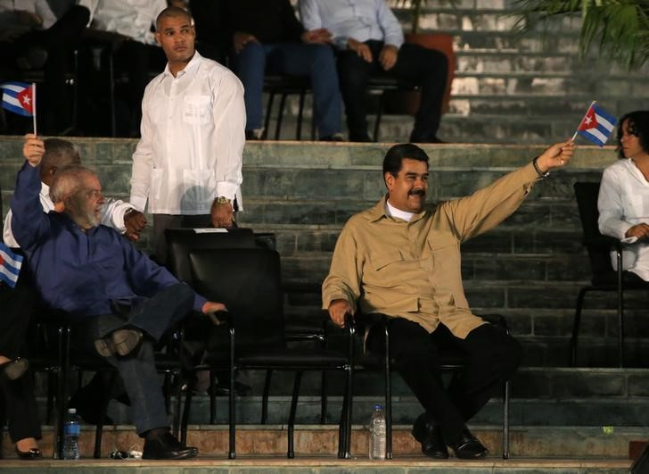 Imagen de archivo de Luiz Inácio Lula da Silva y Nicolás Maduro (REUTERS/Carlos Barría)