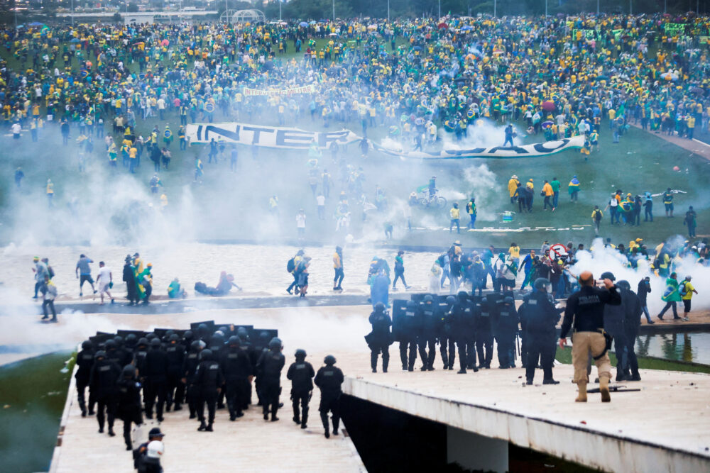 El 8 de enero pasado bolsonaristas tomarosn las sedes de los tres poderes de Gobierno en Brasilia (Reuters)