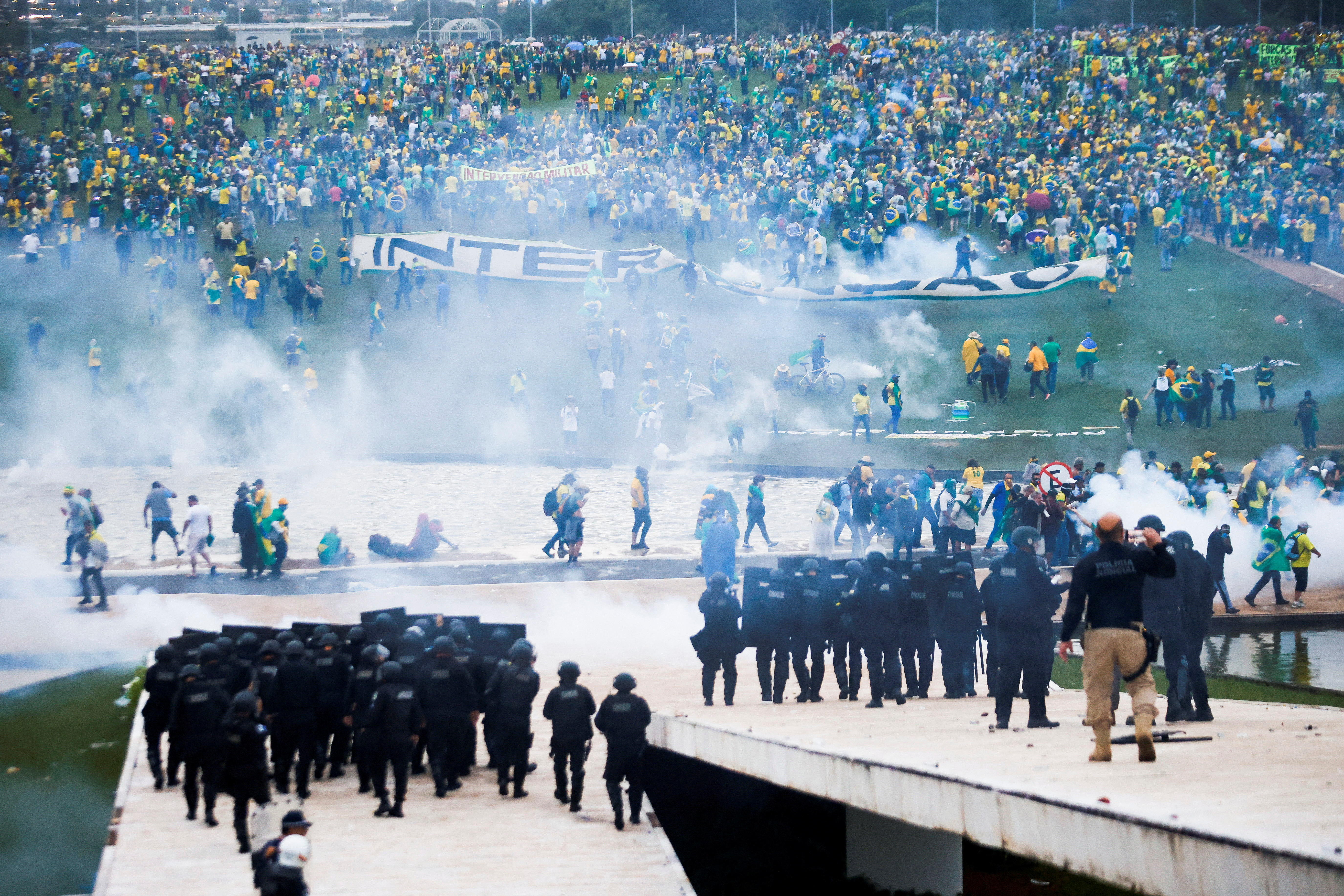 La Corte Suprema de Brasil ordenó la prisión preventiva por tiempo indefinido a 942 de los 1.406 seguidores del ex presidente Jair Bolsonaro detenidos por el intento de golpe de estado del pasado 8 de enero. (REUTERS)