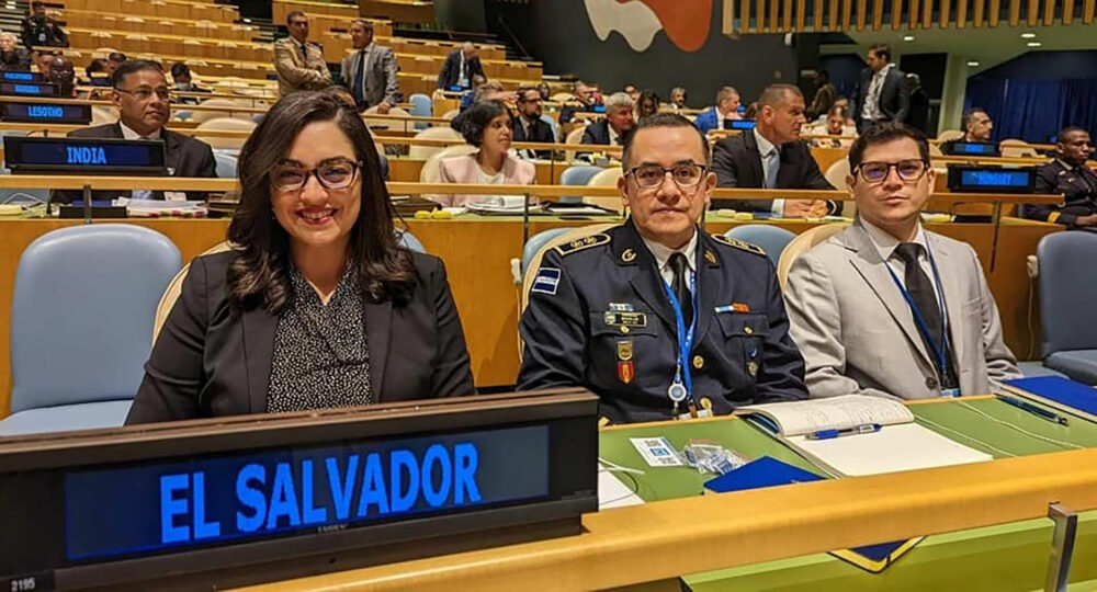 El comisionado José Osmín Bográn (centro) como representante policial de El Salvador ante Naciones Unidas en Nueva York. Bográn fue investigado por supuestas fallas al investigar a narcotraficantes. En la foto también aparece Ronald Arriaza, hijo de Mauricio Arriaza Chicas, director de la policía salvadoreña.