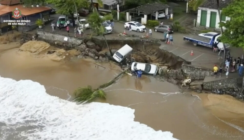 Vehículos junto a la playa en Sao Sebastiao, al este de San Pablo (Gobierno de San Pablo via AP)