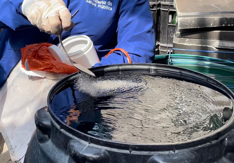 Los funcionarios del Ministerio de Salud realizan pruebas en el agua de los reservorios de las viviendas para determinar la presencia de larvas transmisoras de la enfermedad.