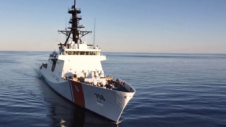 Se trata de la embarcación más moderna de Estados Unidos, con 127 metros de eslora, alcanza una velocidad máxima de 28 nudos y cuenta con una tripulación de 120 marinos. 