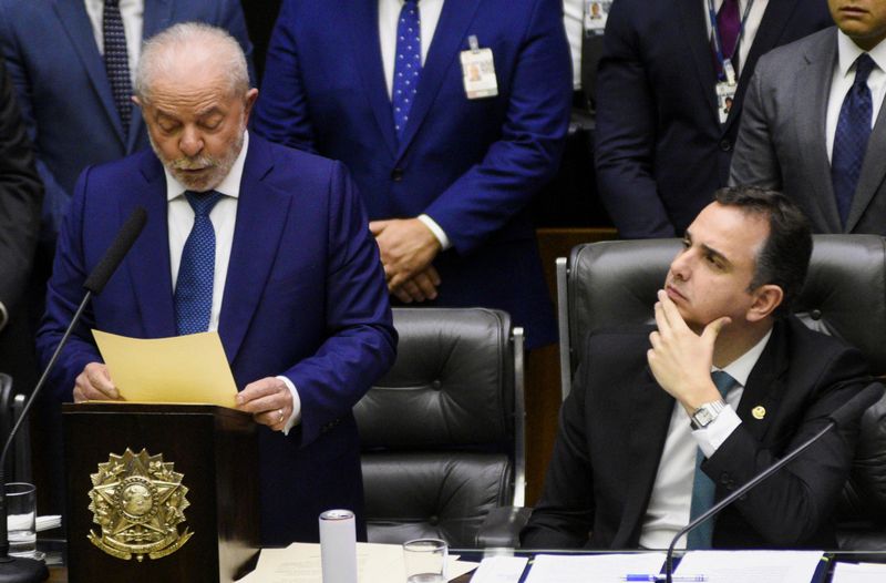 Rodrigo Pacheco, presidente del Senado, escucha a Lula da Silva después de jurar como presidente (REUTERS/Jacqueline Lisboa)