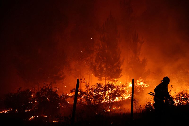 Um bombero combate las llamas cerca de Quillón, en la zona centro sur de Chile, el 7 de febrero de 2023. REUTERS/Ivan Alvarado