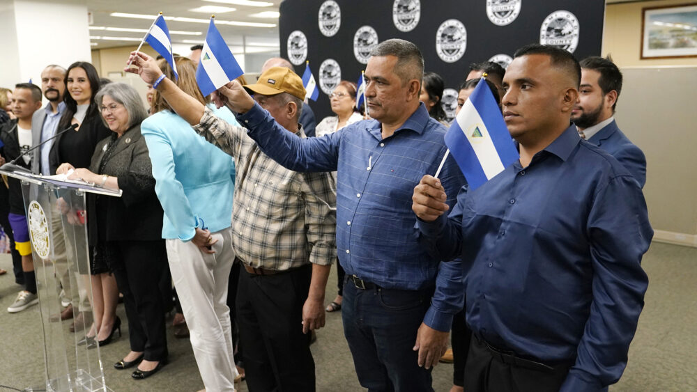 Isaías Martinez Rivas, el primer hombre vestido de azul desde la derecha,  junto a otros opositores politicos de Nicaragua recientemente liberados durante una rueda de prensa en la oficina de la alcaldesa del condado de Miami-Dade, Daniella Levine-Cava, el miércoles 15 de febrero de 2023, in Miami  (AP)