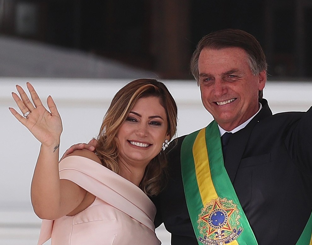 Fotografía de archivo del 1 de enero de 2019 del entonces presidente de Brasil, Jair Bolsonaro, junto a su esposa Michelle de Paula Firmo (i), durante su ceremonia de investidura presidencial en Brasilia (Brasil). EFE /Marcelo Say&#227;o /ARCHIVO

