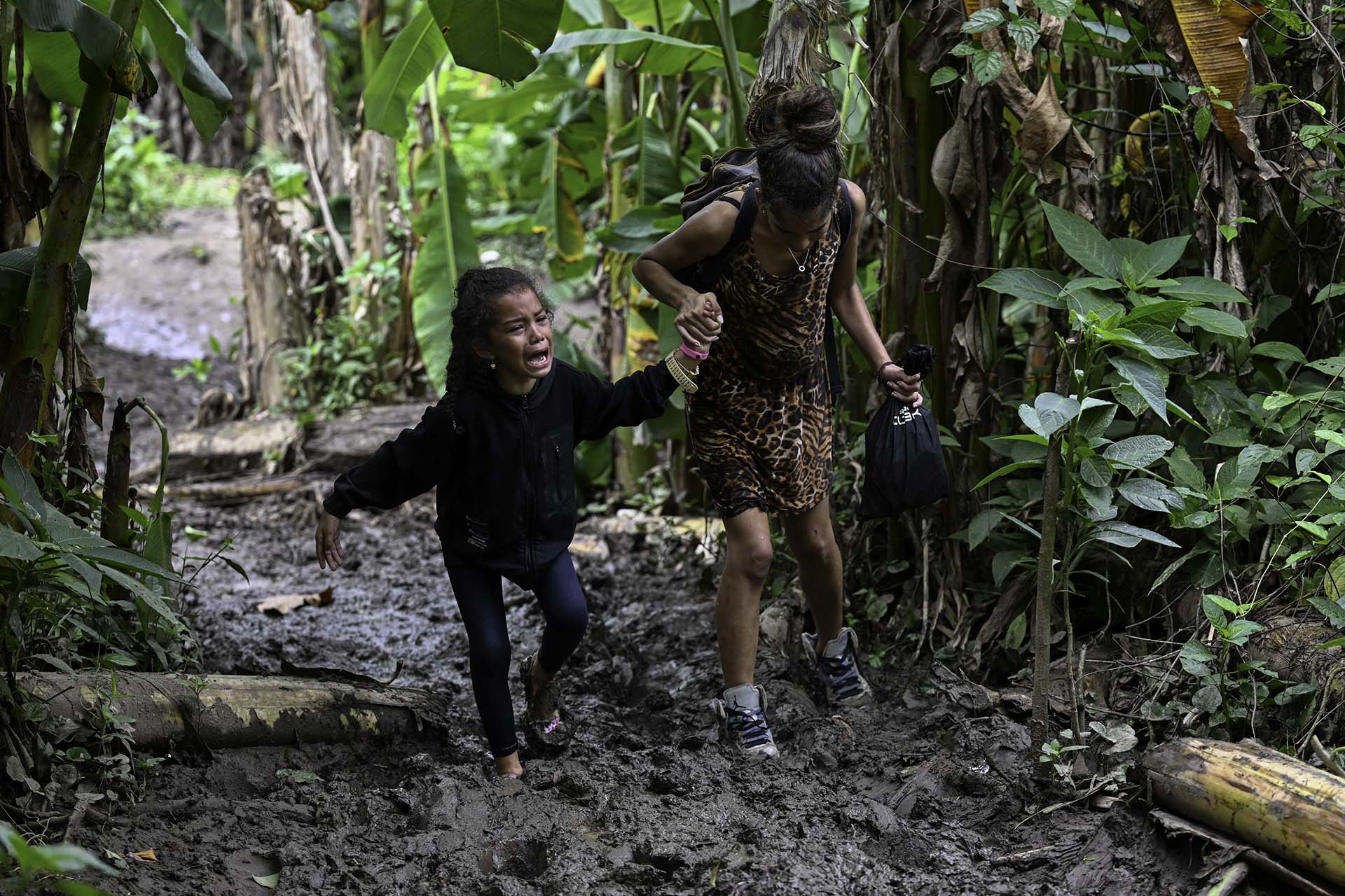 Cada vez se registran más niños y adolescentes que atraviesan la selva, algunos no están acompañados por sus padres sino por algún traficante de personas (Luis ACOSTA / AFP)