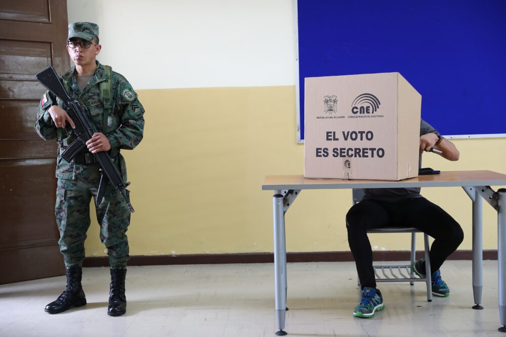 Más de 13 millones de ecuatorianos están habilitados para votar este domingo en el referéndum que impulsa la administración de Guillermo Lasso. (EFE/José Jácome/Archivo)
