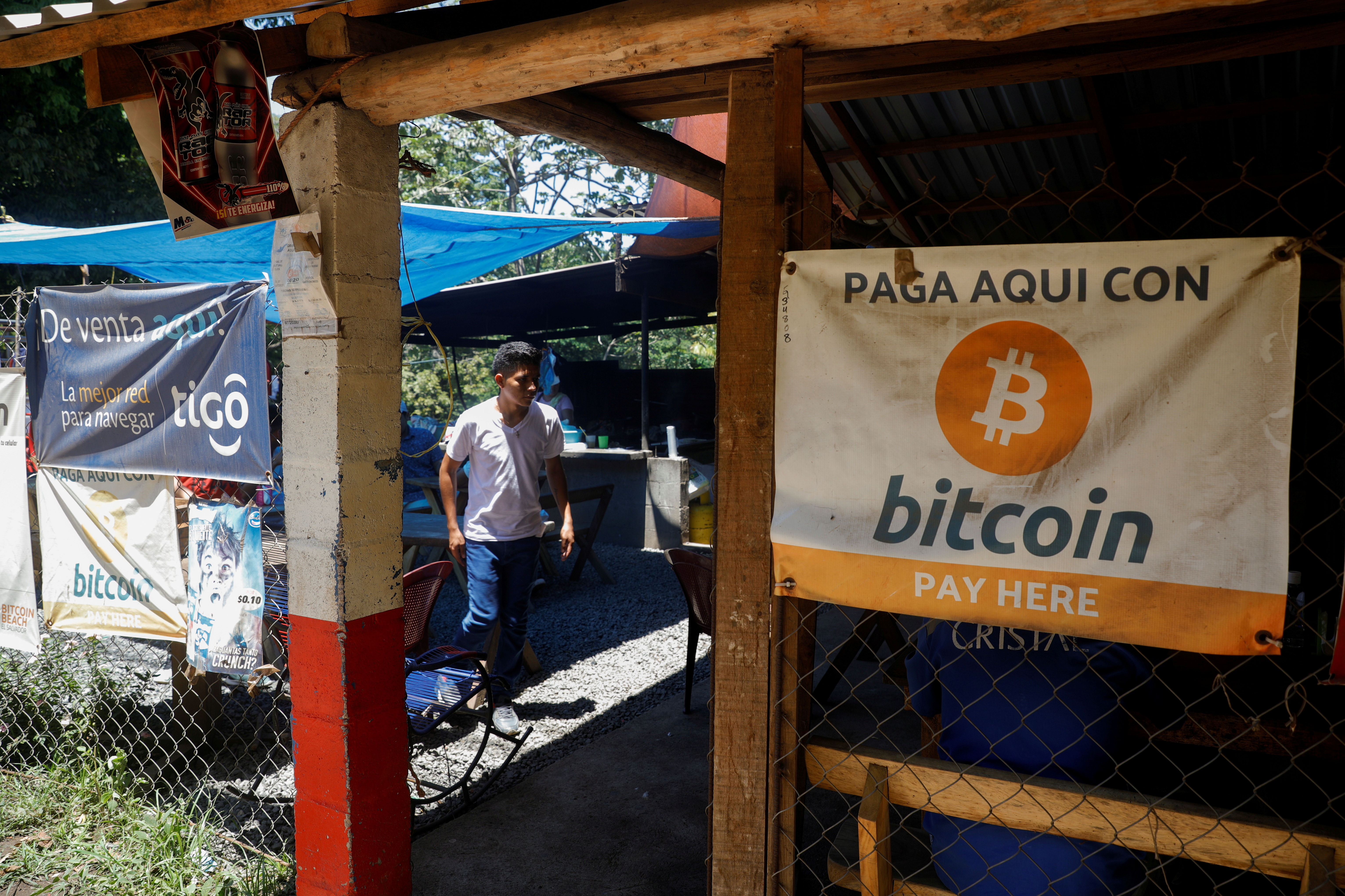 Personas usando Bitcoin en la playa El Zonte en Chiltiupan, En el comercio salvadoreño hay pocas transacciones en bitcoin.(REUTERS/Jose Cabezas/archivo)