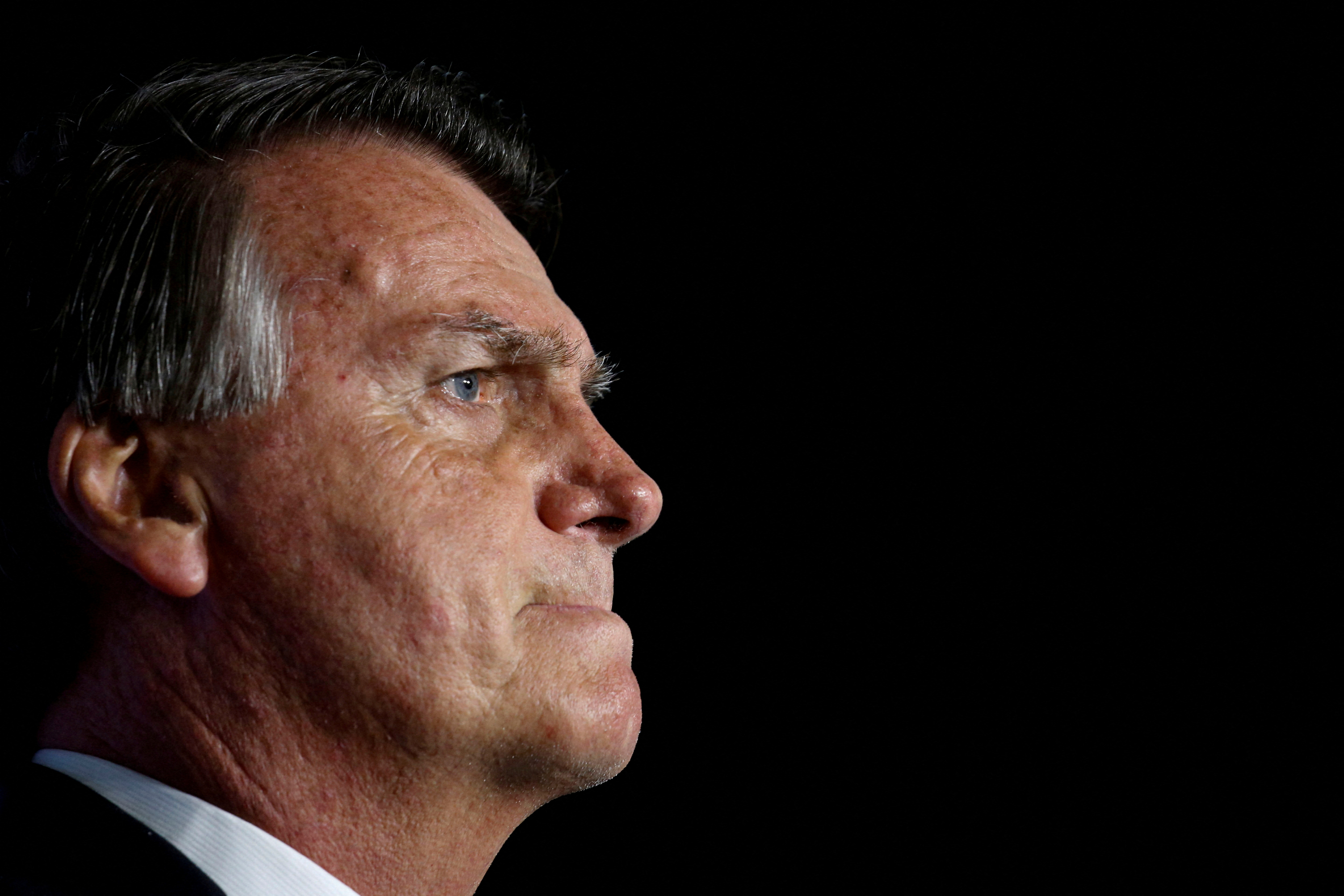 El expresidente brasileño Jair Bolsonaro observa durante el evento 