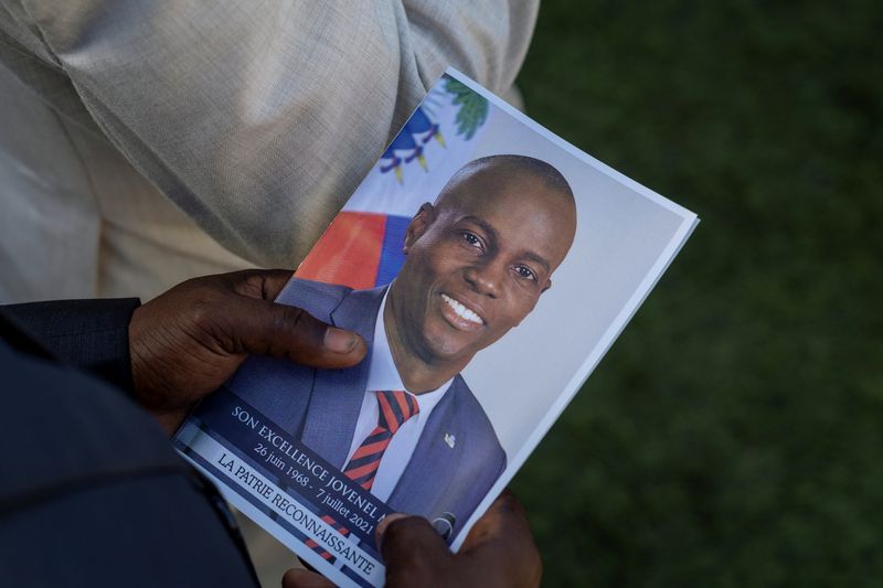 FOTO DE ARCHIVO: Una persona sostiene una foto del fallecido presidente haitiano Jovenel Moise (REUTERS/Ricardo Arduengo)