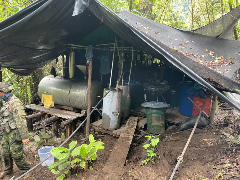 El laboratorio clandestino podía procesar hasta dos toneladas mensuales de cocaína, según informaron las autoridades. (Fuerzas Armadas de Ecuador)