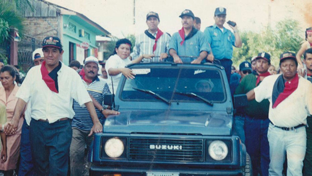 Marlon Sáenz, alias El Chino Enoc, (primero a la izquierda), mientras escoltaba a Daniel Ortega en su campaña electoral de 1996. (Foto cortesía)