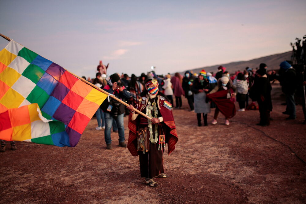 Una mujer ondea una whipala, la segunda bandera de Bolivia, durante al 
una ceremonia ancestral en Tiwanaku para el Año Nuevo Aymara (REUTERS/Manuel Claure)