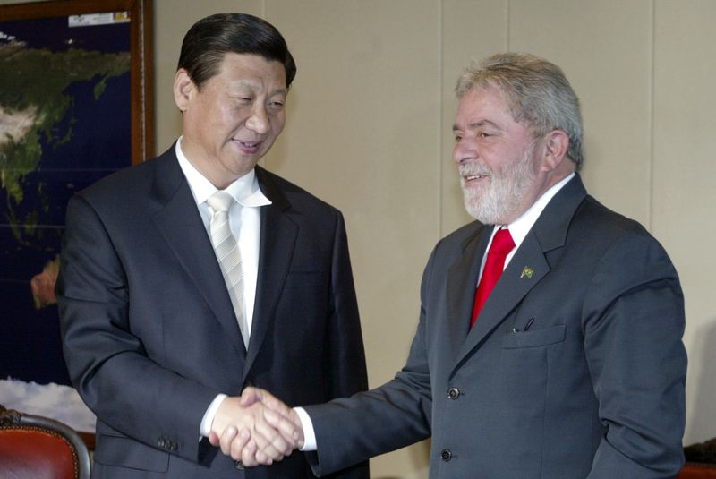 FOTO DE ARCHIVO-El presidente de Brasil, Luiz Inácio Lula da Silva, estrecha la mano del vicepresidente de China, Xi Jinping, durante una reunión en el Palacio de Planalto, en Brasilia. 19 de febrero de 2009. REUTERS/Roberto Jayme
