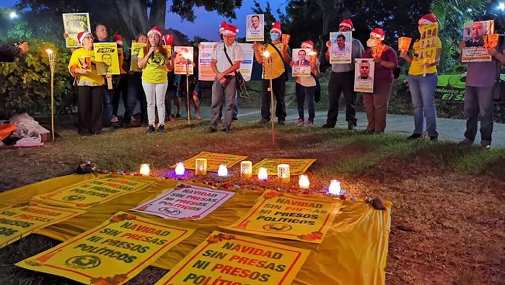 Familiares de presos en las cárceles de Bukele protestaron en diciembre de 2022 por violaciones a los derechos humanos durante el régimen de excepción.