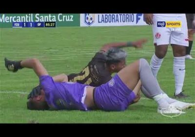 Tremendo golpe entre el arquero Gustavo Almada y el jugador verdolaga Ronaldo Sánchez.