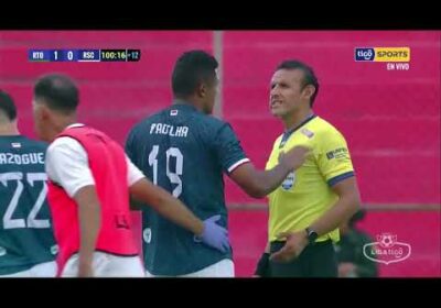 ¡Durísimo golpe! Fuerte golpe entre Padilha y Orozco de Real Santa Cruz que salió en ambulancia