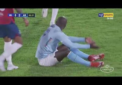 ¡Expulsado Oswaldo Blanco! Luego de revisar un choque entre Suárez y Blanco.