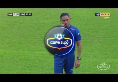 ¡Tremendo pisotón! Carlos Ribera de Royal Pari fue expulsado tras una dura infracción.