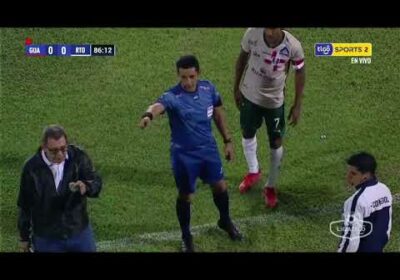 Mauricio Soria impide que se juegue rápido e interviene en el saque lateral de Real Tomayapo.