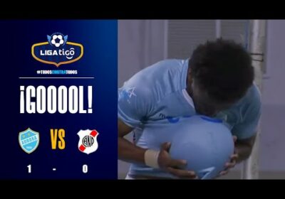 ¡Gol de Aurora! Ballivián y un disparo con fortuna que termina ingresando hasta las redes.