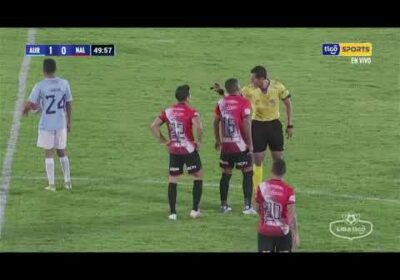 ¡Expulsado Diego Josue Hoyos! El jugador de Nacional Potosí y una dura entrada.