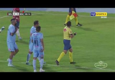 Roberto Carlos Fernández fue expulsado, pero la infracción fue revisada en el VAR